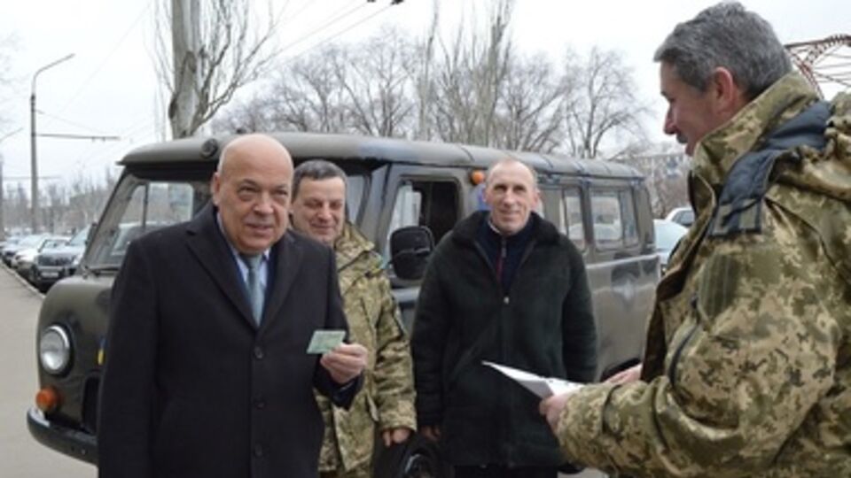 Волонтеры из Черновцов привезли продукты, предметы первой необходимости и детские рисунки с пожеланиями солдатам