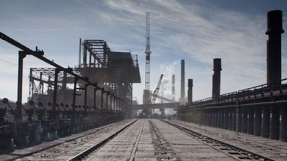 Авдеевский коксохимический завод подвергается постоянным обстрелам