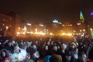 В центре Киева собрались тысячи людей на памятных митинг