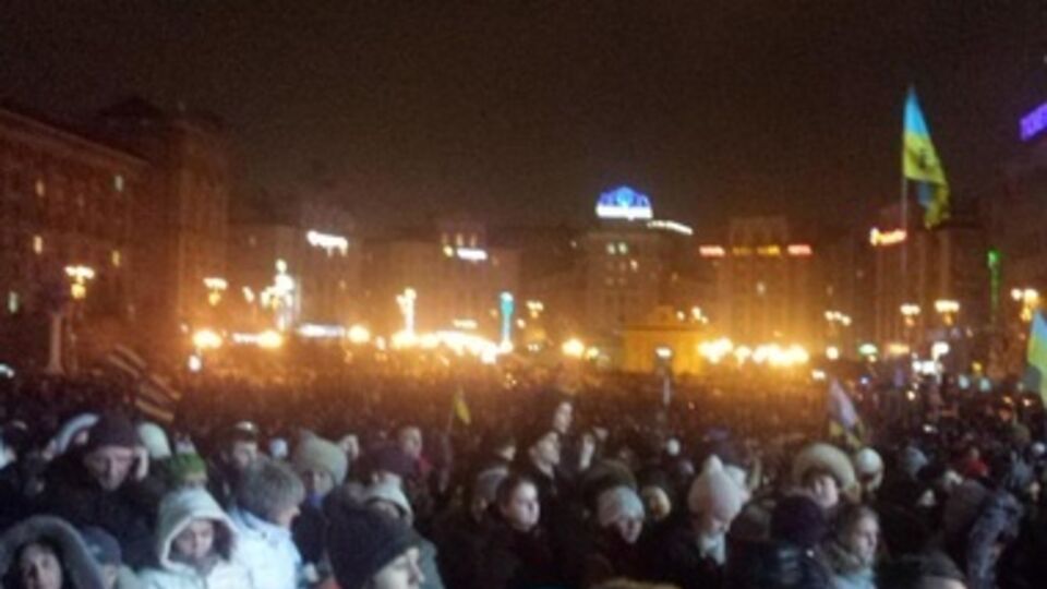 В центре Киева собрались тысячи людей на памятных митинг