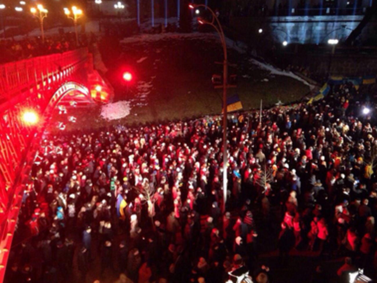 Почтить память Небесной сотни пришли тысячи людей с цветами и свечками