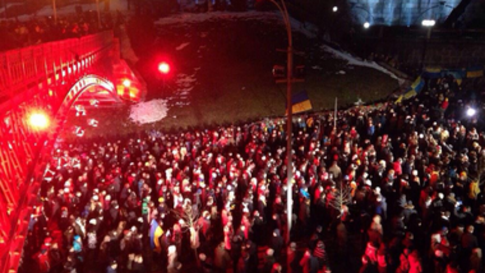 Почтить память Небесной сотни пришли тысячи людей с цветами и свечками