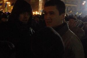 Украинский блогер Александр Барабошко утверждает, что эти молодые люди провоцировали толпу во время выступления Петра Порошенко