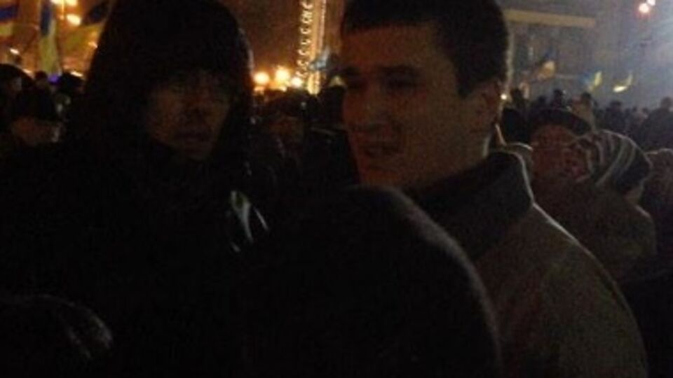 Украинский блогер Александр Барабошко утверждает, что эти молодые люди провоцировали толпу во время выступления Петра Порошенко