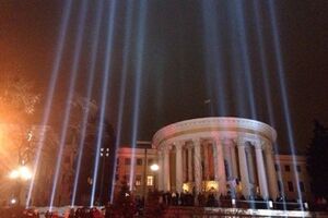 На месте гибели евромайдановцев в Киеве зажгли инсталляцию "Лучи достоинства". Фоторепортаж