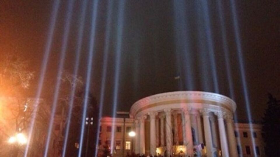 На месте гибели евромайдановцев в Киеве зажгли инсталляцию "Лучи достоинства". Фоторепортаж