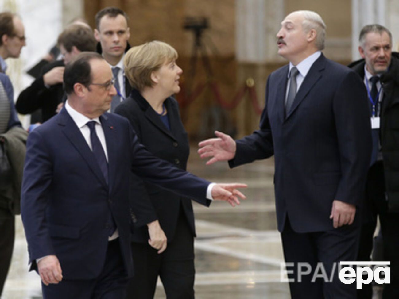 Президент Франции Франсуа Олланд, канцлер Германии Ангела Меркель и президент Беларуси Александр Лукашенко во время переговоров по Донбассу в Минске