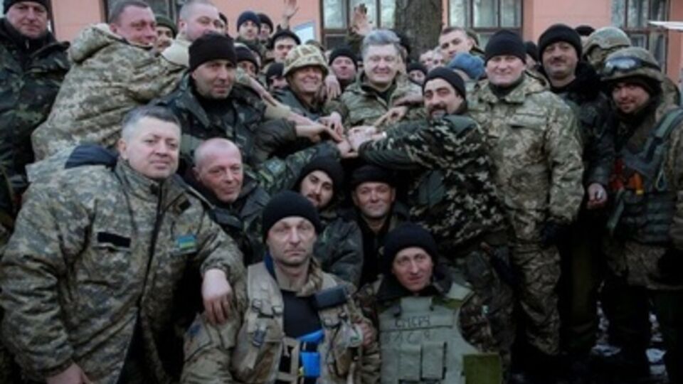 18 февраля президент Украины Петр Порошенко присвоил звание Героя Украины командиру 128-й бригады Сергею Шаптало