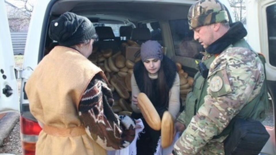 В Красногоровку привезли тысячу буханок хлеба