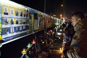 К импровизированной стене памяти поставили свечи