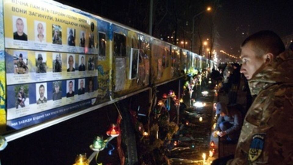 К импровизированной стене памяти поставили свечи