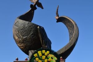 Над памятником работали 20 человек