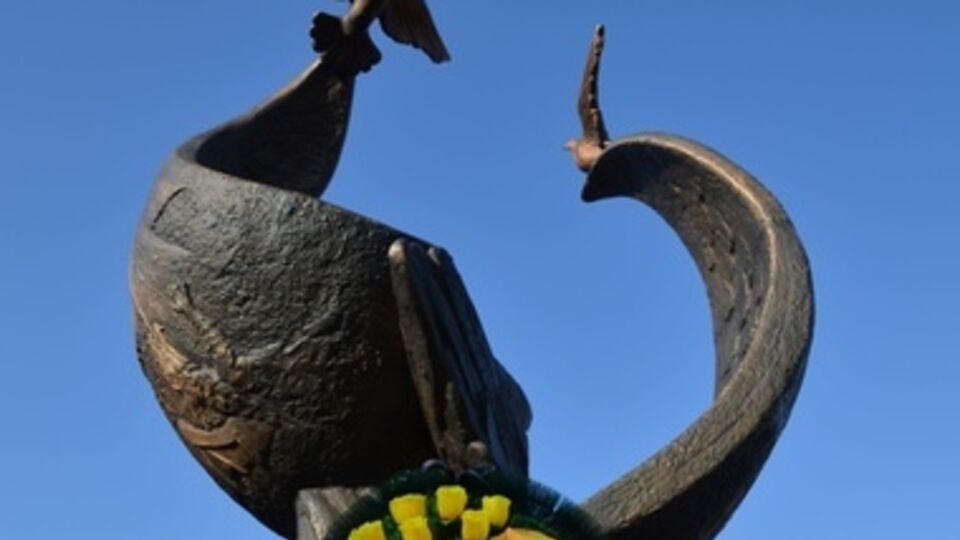 Над памятником работали 20 человек