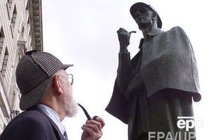 Рассказ написал автор серии книг о сыщике Артур Конан Дойль для продажи на благотворительном мероприятии в честь восстановления моста в городе Селкирк