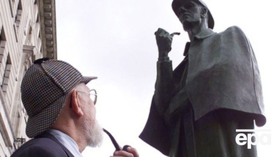 Рассказ написал автор серии книг о сыщике Артур Конан Дойль для продажи на благотворительном мероприятии в честь восстановления моста в городе Селкирк