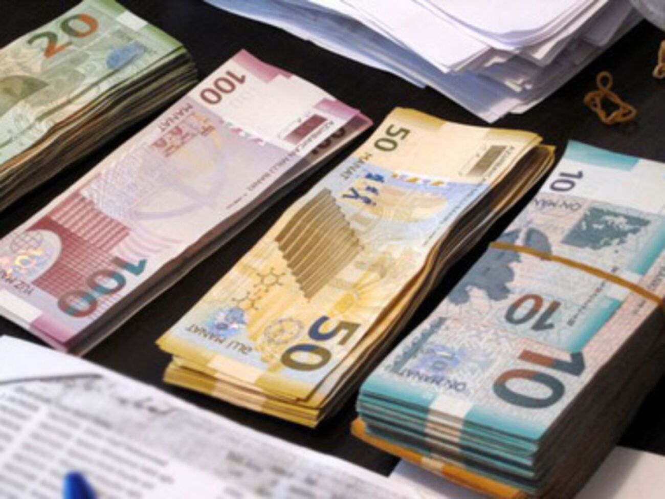 Валюта Азербайджана подешевела на треть