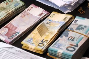 Валюта Азербайджана подешевела на треть