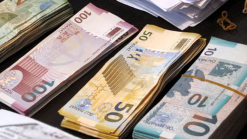 Валюта Азербайджана подешевела на треть