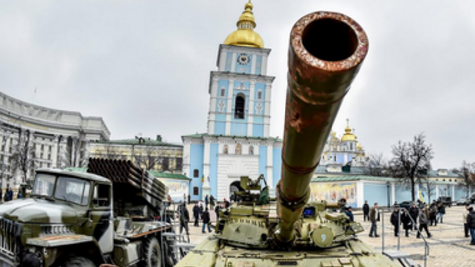 В центр Киева свезли российскую военную технику