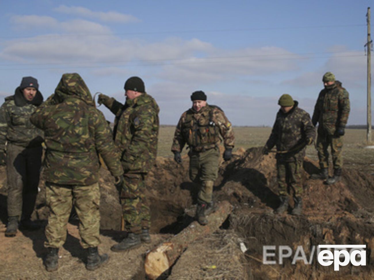 Украинские военные сообщают о продолжающихся обстрелах боевиков