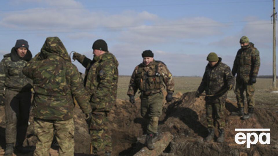 Украинские военные сообщают о продолжающихся обстрелах боевиков