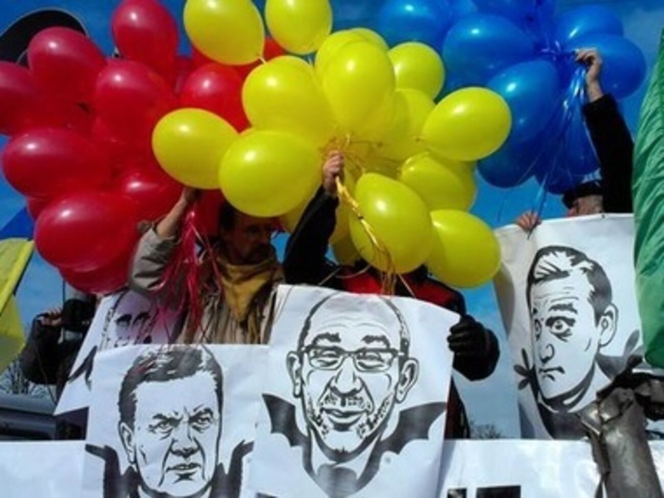 В Харькове отпустили в небо на шариках портреты Путина, Кернеса, Януковича и Добкина. Фоторепортаж