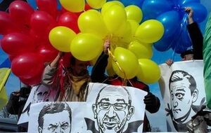 В Харькове отпустили в небо на шариках портреты Путина, Кернеса, Януковича и Добкина. Фоторепортаж