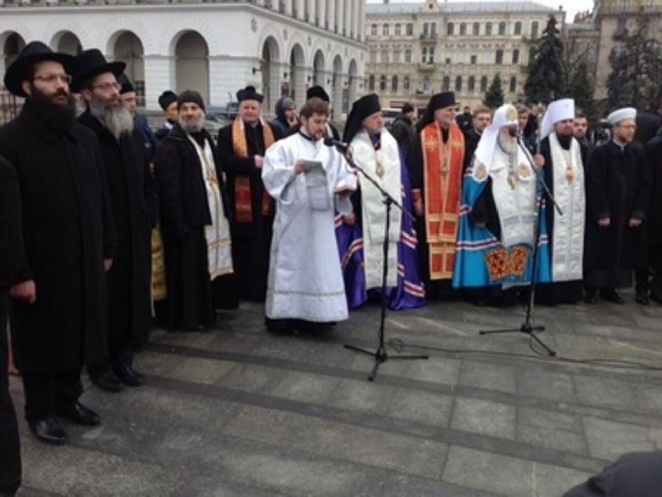 Посол США Джефри Пайятт сфотографировал священнослужителей, читавших молитвы за мир в Украине