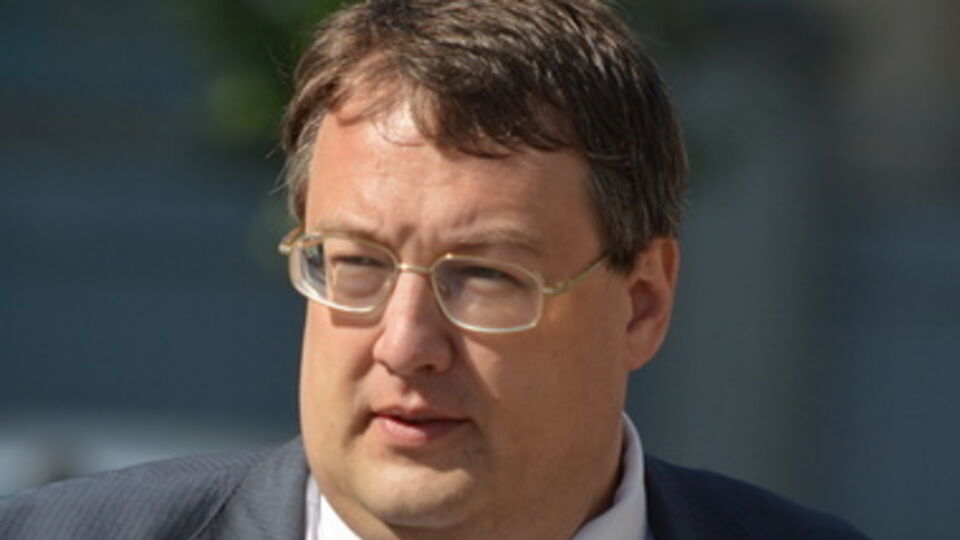 Геращенко: Ранено 11 участников мирной акции, в том числе пять милиционеров, шедших в оцеплении колонны демонстрантов