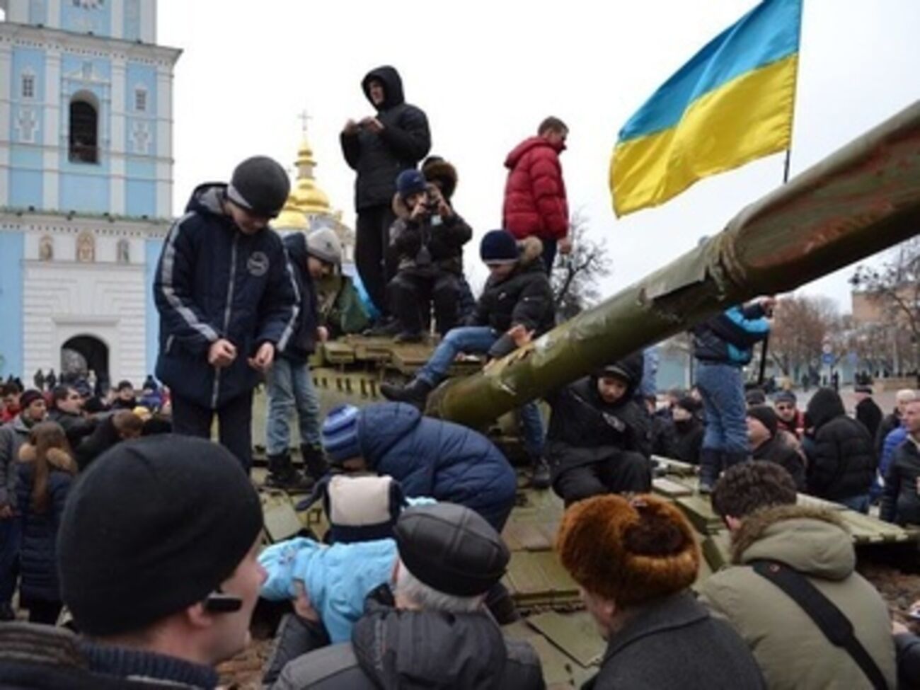 Дети и взрослые фотографируются с украинскими флагами