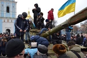 Дети и взрослые фотографируются с украинскими флагами