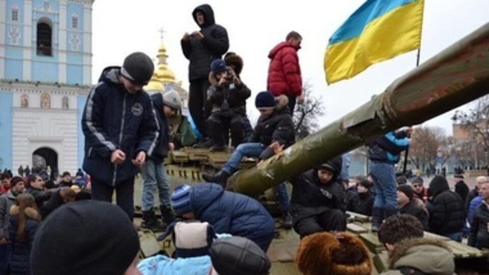 Дети и взрослые фотографируются с украинскими флагами