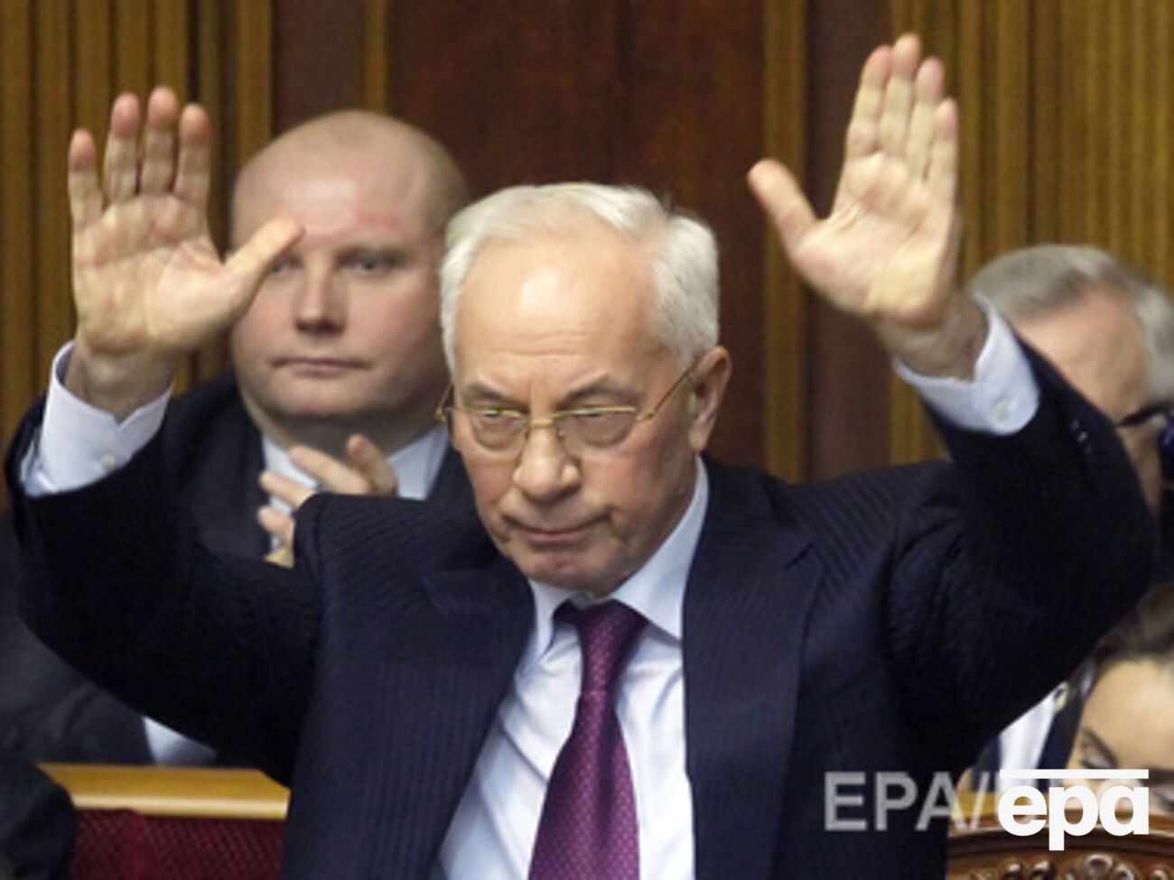 На подмостки истории, зловеще поблескивая стеклами очков, выходит 67-летний уроженец Калуги Николай Янович Азаров