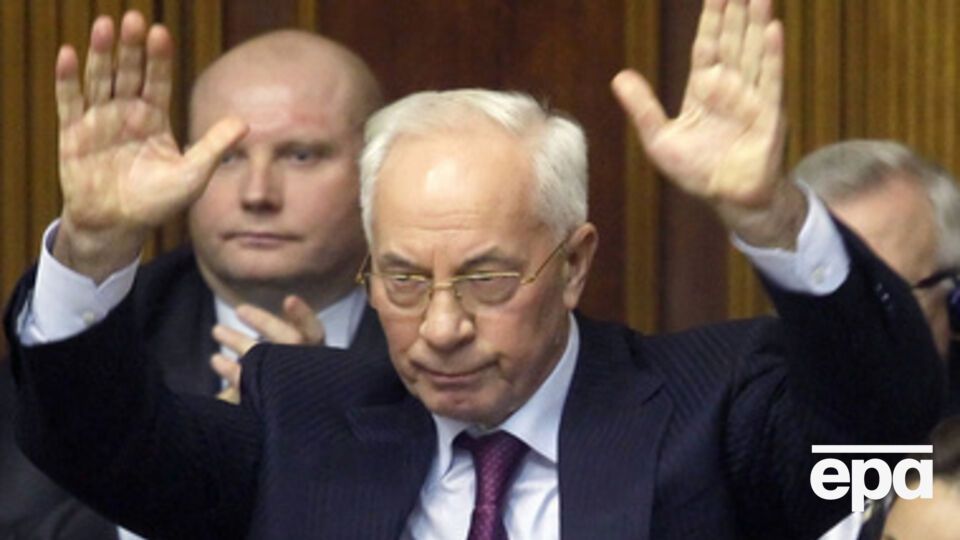 На подмостки истории, зловеще поблескивая стеклами очков, выходит 67-летний уроженец Калуги Николай Янович Азаров