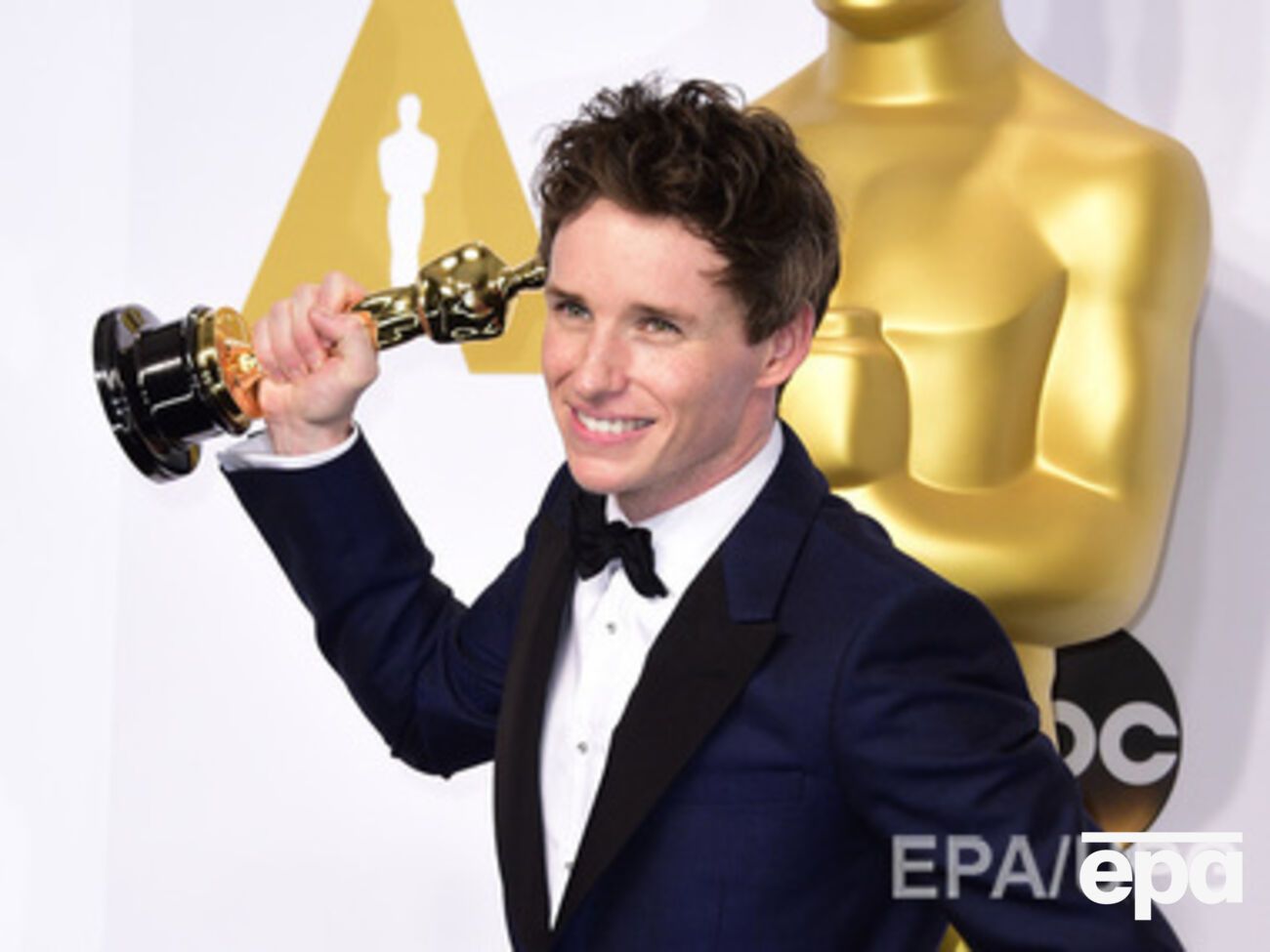 Редмэйн получил "Оскар" за роль знаменитого астрофизика Стивена Хоккинга