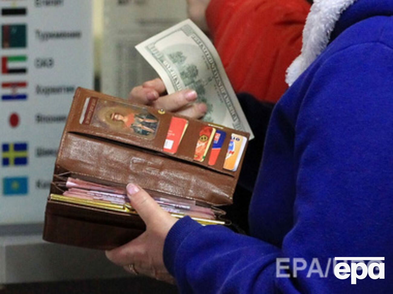 Гривна продолжает дешеветь