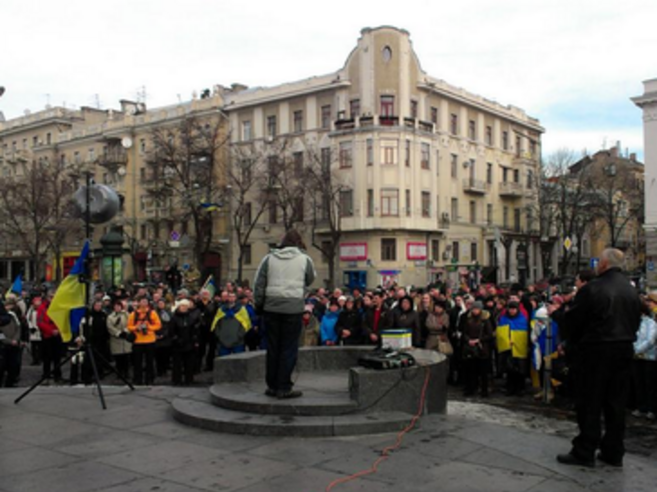 В центре Харькова почтили память жертв теракта
