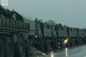 Колонну, по данным журналистов, сопровождали российские солдаты