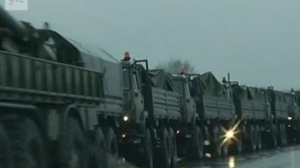 Колонну, по данным журналистов, сопровождали российские солдаты