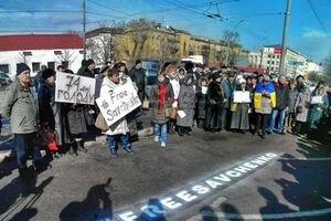 Под посольством России в Киеве требовали освободить Савченко. Фоторепортаж