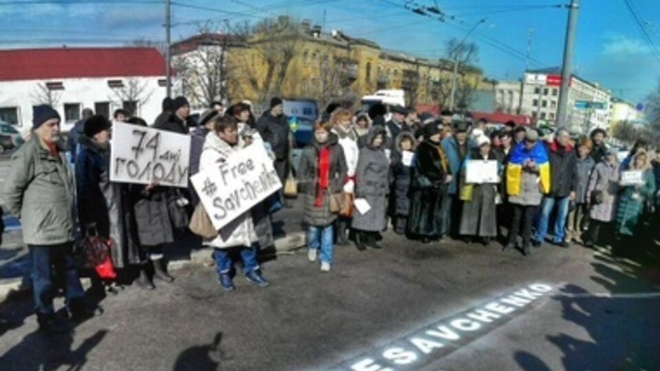Под посольством России в Киеве требовали освободить Савченко. Фоторепортаж