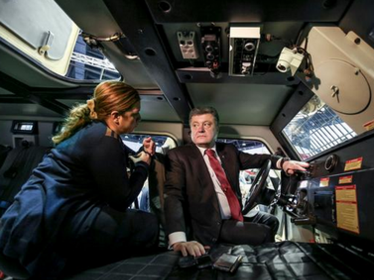 В рамках визита в Эмираты Порошенко посетил выставку вооружений