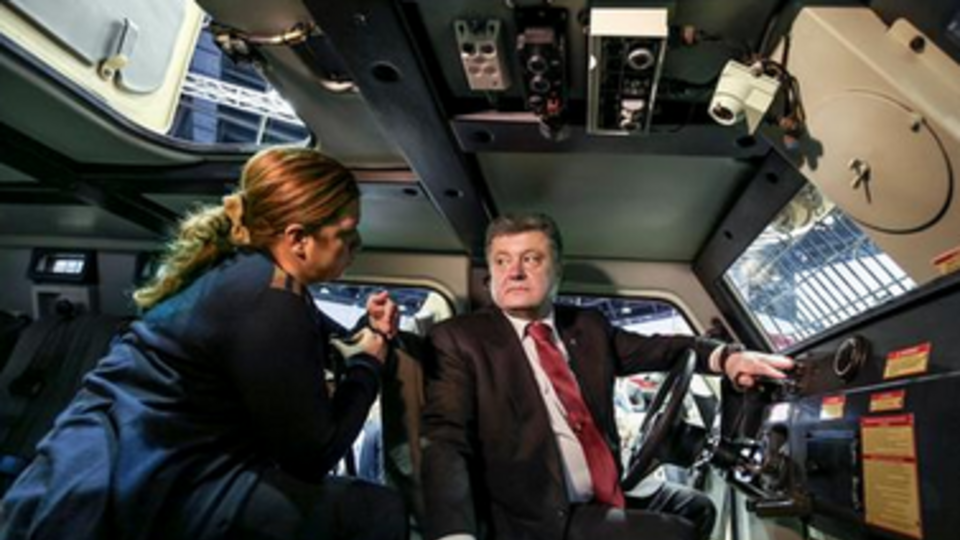 В рамках визита в Эмираты Порошенко посетил выставку вооружений