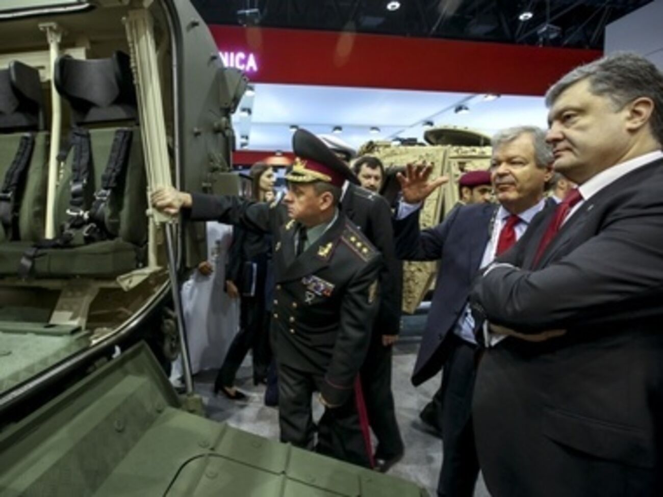 Порошенко и Муженко в ОАЭ посетили выставку вооружений IDEX-2015. Фоторепортаж