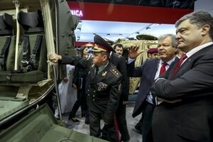 Порошенко и Муженко в ОАЭ посетили выставку вооружений IDEX-2015. Фоторепортаж