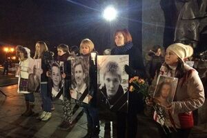 В Харькове проходит митинг-реквием в память о погибших в результате теракта. Фоторепортаж