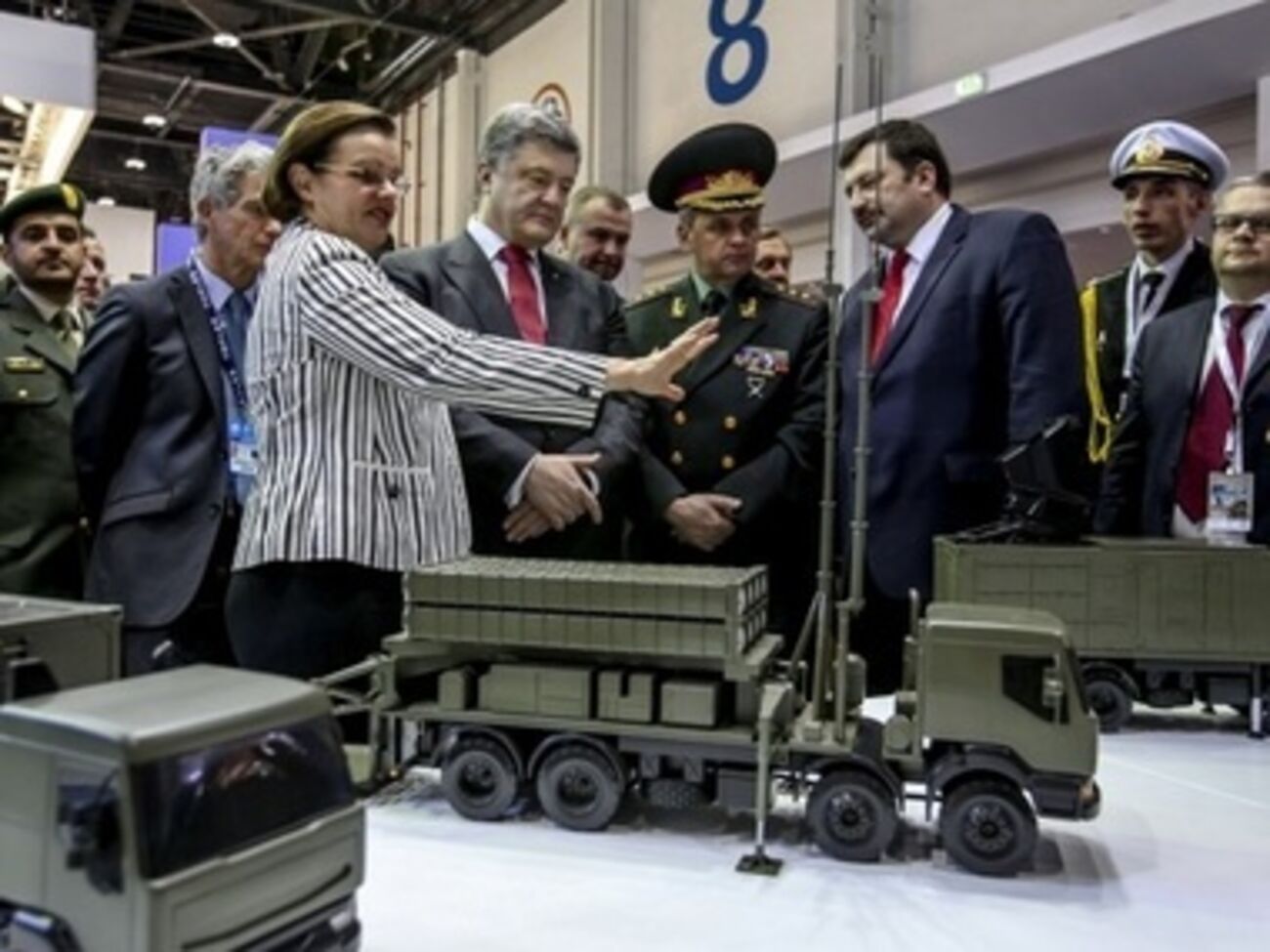 Порошенко в Арабских Эмиратах&nbsp;посетил международную выставку вооружений и военной техники IDEX-2015