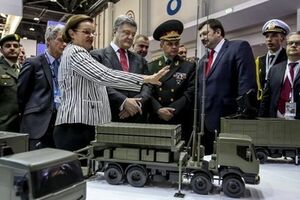 Порошенко в Арабских Эмиратах посетил международную выставку вооружений и военной техники IDEX-2015