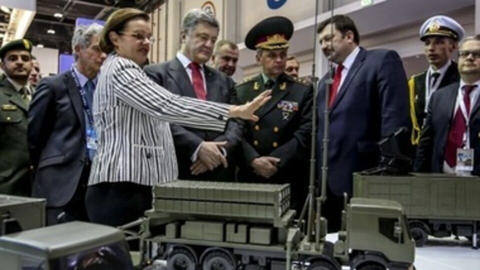 Порошенко в Арабских Эмиратах посетил международную выставку вооружений и военной техники IDEX-2015