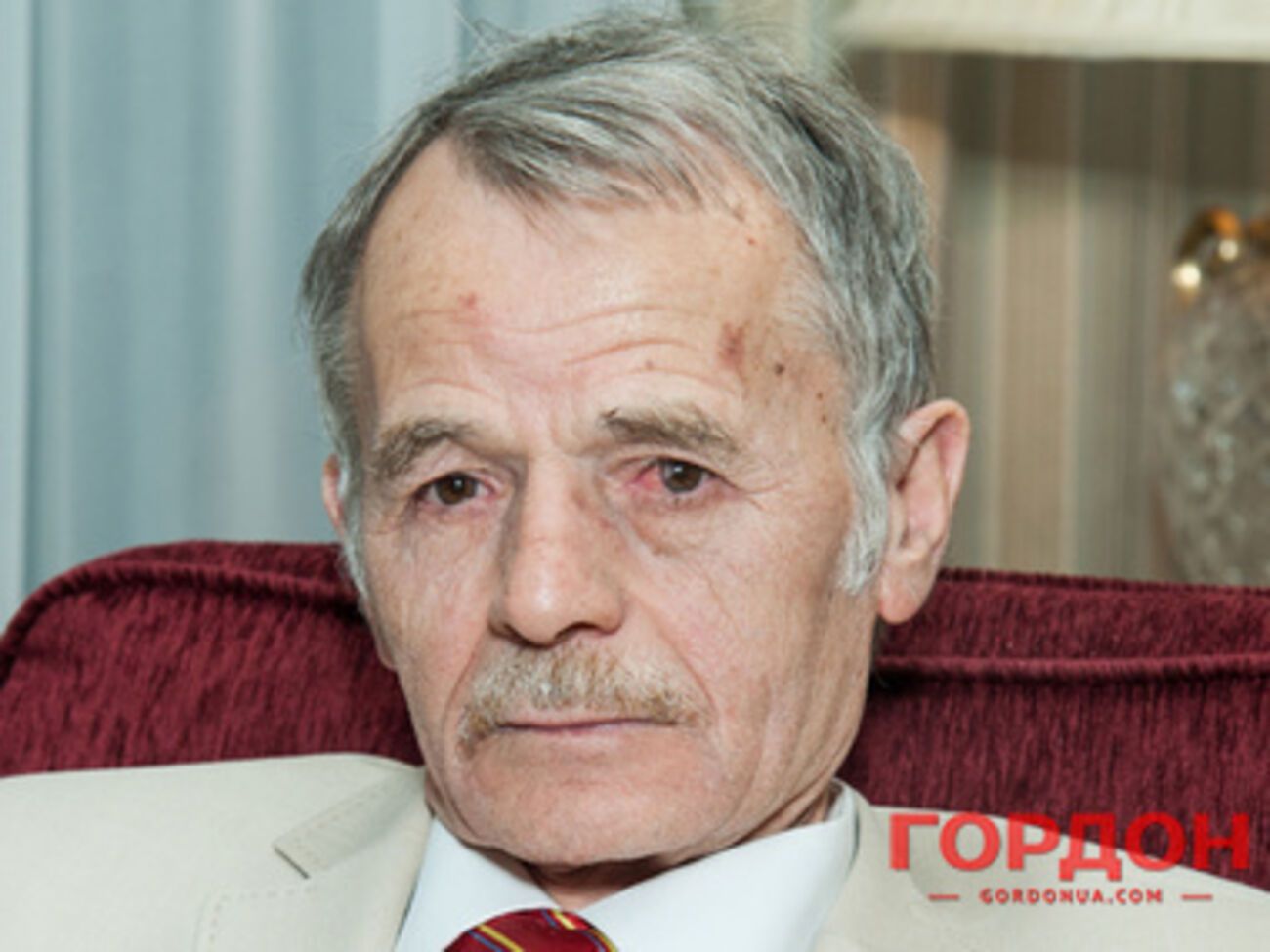 Мустафа Джемилев не раз объявлял голодовку в советской тюрьме. Самая длительная из них была 303 дня, в критические дни тюремные врачи принудительно кормили диссидента через зонд